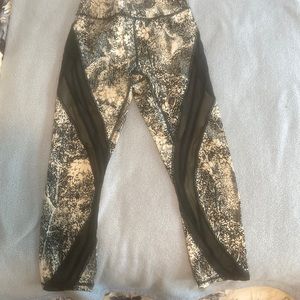 Lululemon 21" Never Still Wildwood White Multi
Teal Mesh Crop leggings